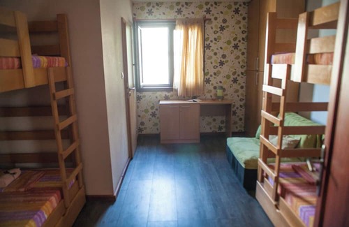 Novi Beograd Boat Rental | Cozy Hostel at the Danube river10 min to downtown Belgrade in the park USCE