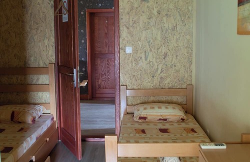 Novi Beograd Boat Rental | Cozy Hostel at the Danube river10 min to downtown Belgrade in the park USCE