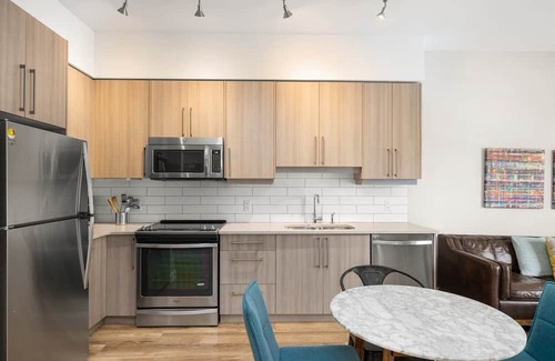 Inner Harbour Condo | Spotless, Stylish Downtown 1bed Condo with Parking!