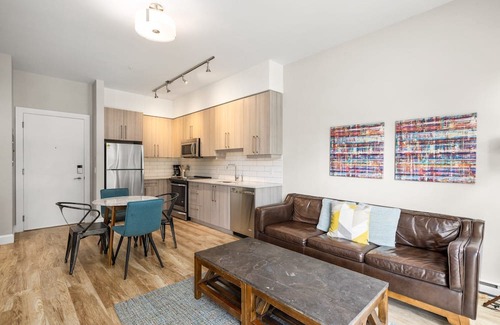 Inner Harbour Condo | Spotless, Stylish Downtown 1bed Condo with Parking!