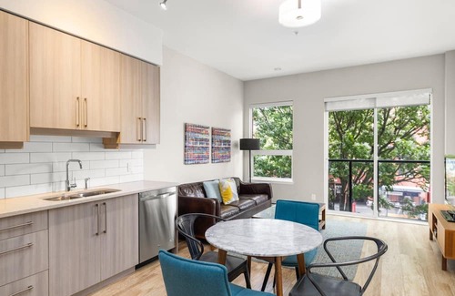 Inner Harbour Condo | Spotless, Stylish Downtown 1bed Condo with Parking!