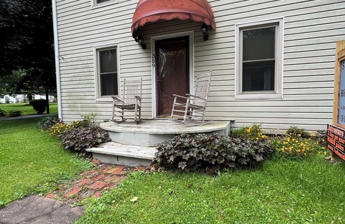 Damascus House | King Room along VA Creeper Trail and AT Pet friendly