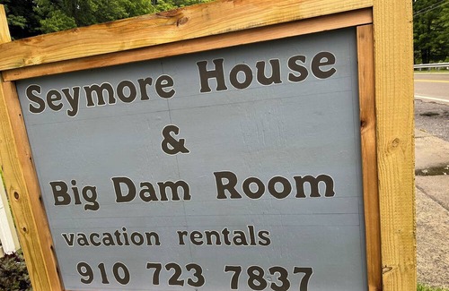 Damascus House | King Room along VA Creeper Trail and AT Pet friendly