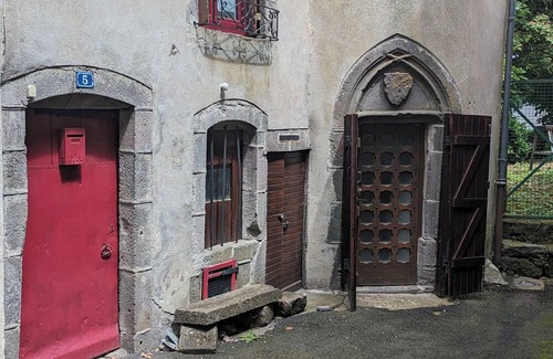 Besse-en-Chandesse House | Maison "gite la Pinoudière" de Type Médiéval Pour 4/6 Pers. Centre de Besse