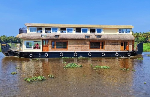 Thanneermukkom Villa | Lakeshore Premier Serviced Villa - Professionally serviced, near Vembanad Lake!