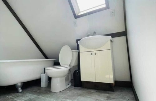Colborne House | Alisha Lakefront Cottage