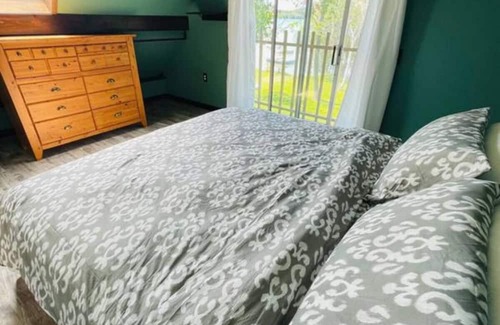 Colborne House | Alisha Lakefront Cottage