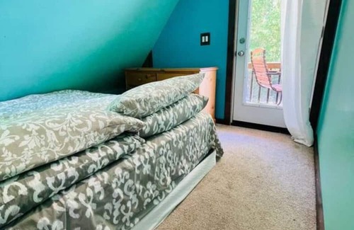 Colborne House | Alisha Lakefront Cottage