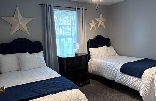 Owosso Apartment | The Middleton - a 6 bed, 3 acre, classy home just minutes from town.