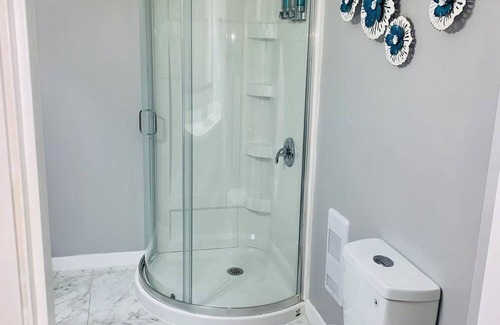 Saanich West Apartment | Cozy Bachelor Suite with Full Kitchen + Free Parking