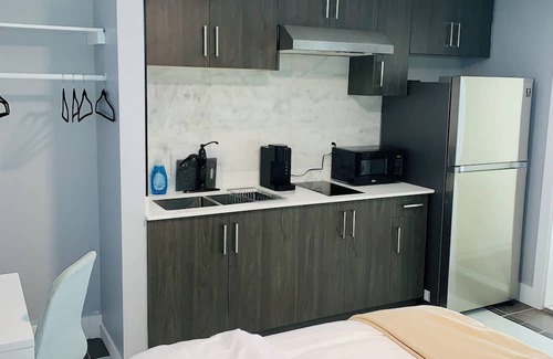 Saanich West Apartment | Cozy Bachelor Suite with Full Kitchen + Free Parking