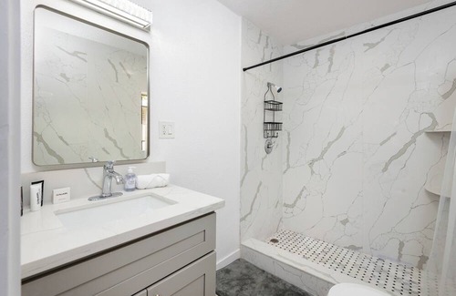 Vernon Apartment | 1 Bedroom Apt. in Vibrant LA Sleep 4