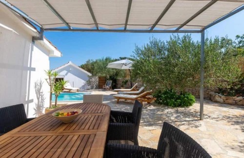 Dracevica House | Serene Retreat with private Pool on Brac Island