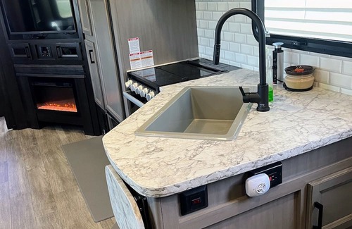 Farson House | Very comfortable 32 foot camper with 1 slide out. Gateway to the West. Pet/Kids