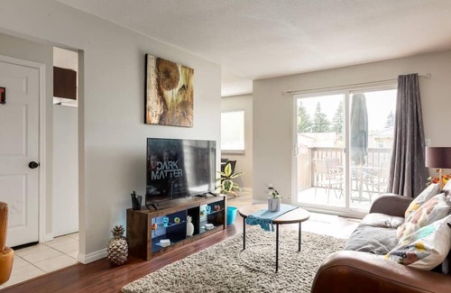 Sylvan Lake House | "Cozy" 5 min drive to Beach!