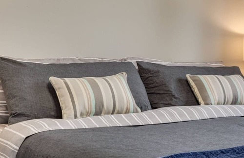 Sylvan Lake House | "Cozy" 5 min drive to Beach!