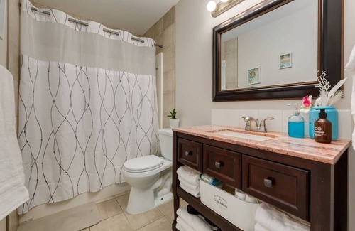 Sylvan Lake House | "Cozy" 5 min drive to Beach!