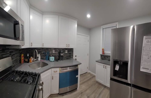 South Philadelphia House | Cozy Modern Sleep11 Guest House just minutes from historic Philadelphia downtown