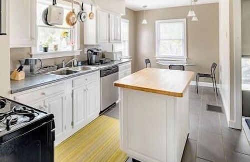 Milford Apartment | Finished Attic Space-Minutes to Hiking in Milford!