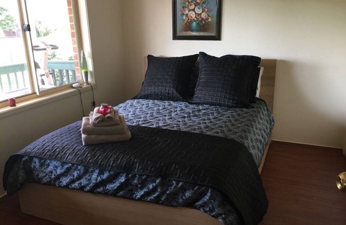 Kanahooka Bed & Breakfast | Lakeside Manor 2 Private Bedrooms with amenities