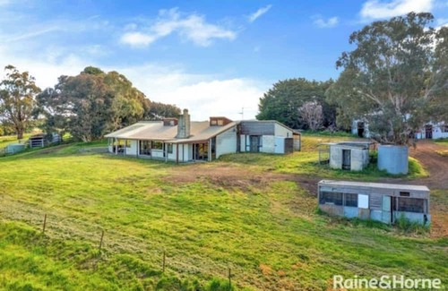 Bolinda Cottage | Cosy farm cottage with a wood fire heater. Ideal for a romantic/family getaway!
