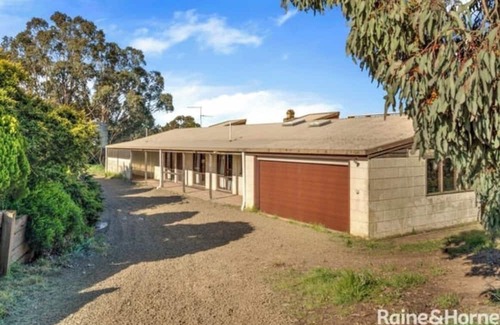 Bolinda Cottage | Cosy farm cottage with a wood fire heater. Ideal for a romantic/family getaway!