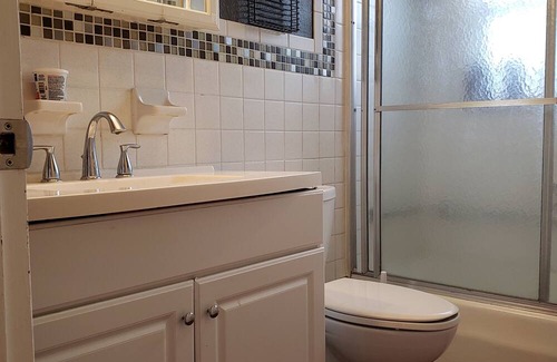 Zephyrhills House | Peace & quiet place near grocery stores, restaurants Perfect for 1- 2 people .