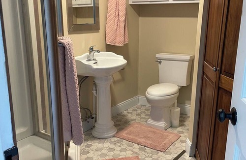 Murray Other | Quaint Farmhouse Charm 3 Miles from Murray, KY
