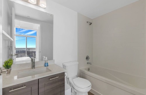 Humber Bay Shores Condo | Ultra Luxurious 2Bedroom - 2Bathroom High Floor Uninstructed Lake Views!