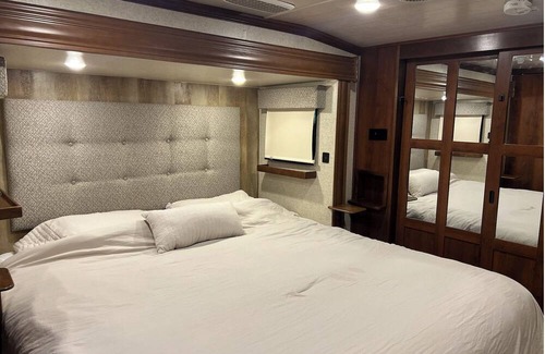 Prescott House | A few minutes from the historic downtown Prescott. Pet-friendly RV for 4.