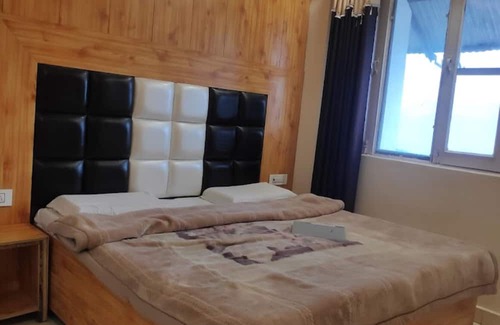 Khajjiar Hotel | Goroomgo Shining Star Resorts Himachal Pradesh
