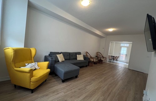 Orangeville House | Stylish Getaway in Orangeville