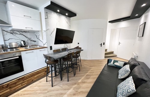 14th Arrondissement Apartment | Urban Flat 172 - Private Cinema Gaité Montparnasse