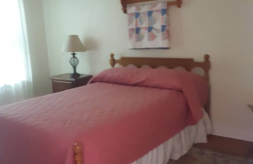 Troutville House | Pet friendly cozy cottage surrounded by nature. Minutes to Roanoke.