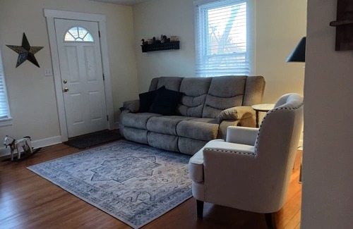Troutville House | Pet friendly cozy cottage surrounded by nature. Minutes to Roanoke.