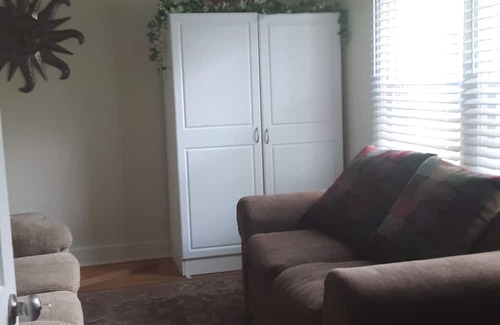 Troutville House | Pet friendly cozy cottage surrounded by nature. Minutes to Roanoke.