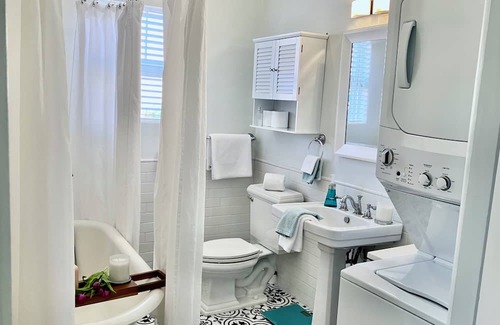 South Capitol House | Peaceful Corner House in Historic District