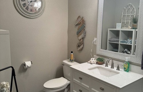 Port Neches House | 5 min to water, everything new, spacious barndo in Port Neches!