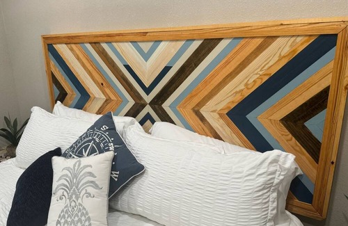 Port Neches House | 5 min to water, everything new, spacious barndo in Port Neches!