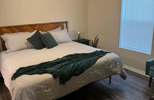 Port Neches House | 5 min to water, everything new, spacious barndo in Port Neches!