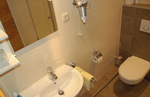 Fridolfing Apartment | Gemütliches Dreibettzimmer mit Dusche/wc, Minibar und Balkon