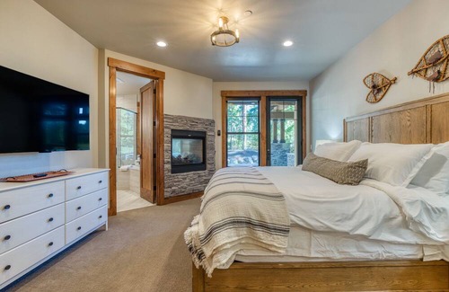 Cle Elum House | Stately home on the 17th green with private hot tub, game room & bunk room