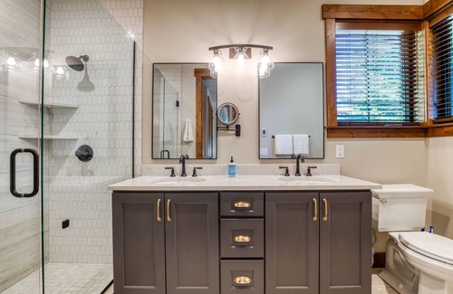 Cle Elum House | Stately home on the 17th green with private hot tub, game room & bunk room