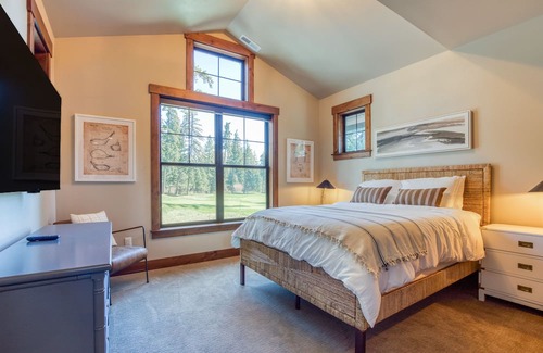 Cle Elum House | Stately home on the 17th green with private hot tub, game room & bunk room