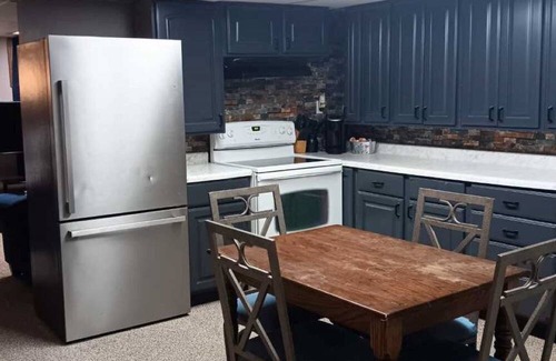 Grand Haven Apartment | Nice 2-bedroom apartment in Grand Haven with WiFi, AC, near Lake MI, & shopping.