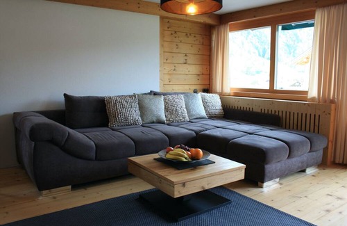 Grossdorf House | Modern Holiday Home with Mountain View