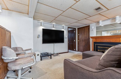 Crystal Apartment | Cozy 1BR Basement, Near Hospital with Free Parking