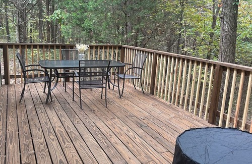 Big Rock Cabin | A Cozy cabin only mins to Clarksville tn