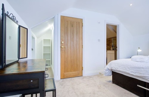 Brentwood House | Spacious Upstairs Bedroom Ensuite with FreeParking