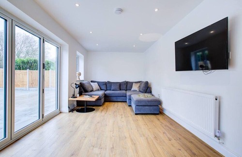 Brentwood House | Spacious Upstairs Bedroom Ensuite with FreeParking